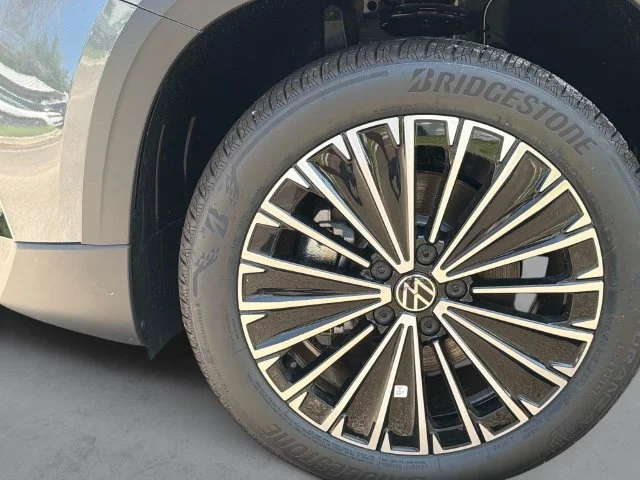 New 2026 Platinum Gray Metallic Volkswagen SE image 11