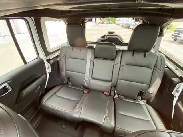 New 2026 Bright White Clear-Coat Exterior Paint Jeep Sahara image 11