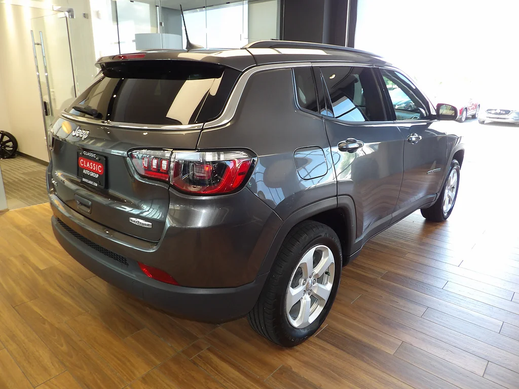 Used 2021 Granite Crystal Metallic Clear Coat Jeep Latitude image 6