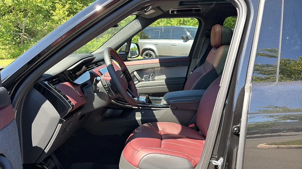 New 2026 Santorini Black LAND ROVER Dynamic SE image 10