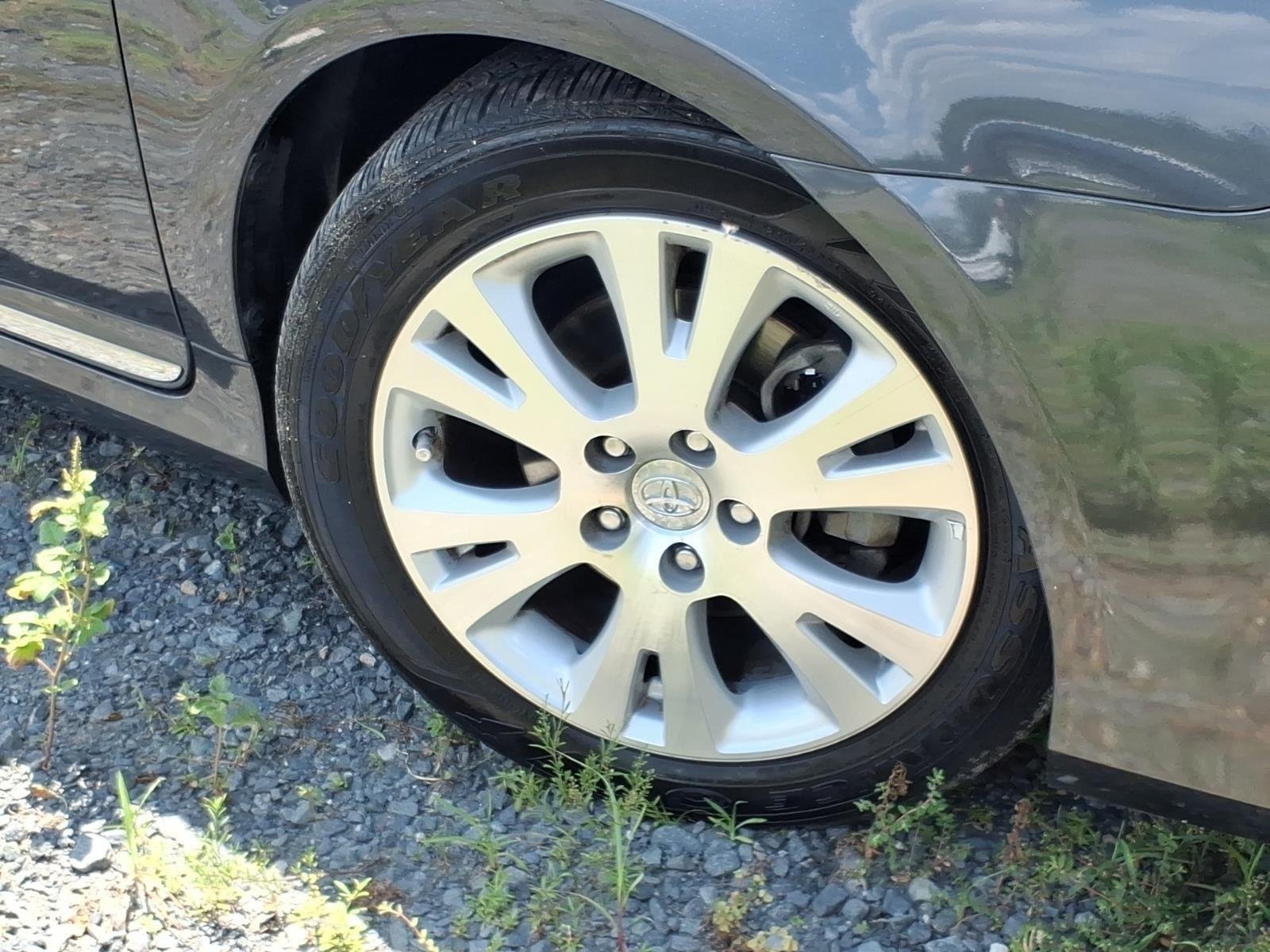 Used 2011 CLASSIC SILVER METALLIC TOYOTA LIMI image 6