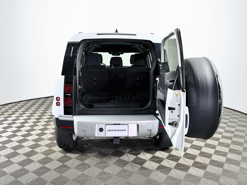 Used 2025 Fuji White Land Rover S image 28