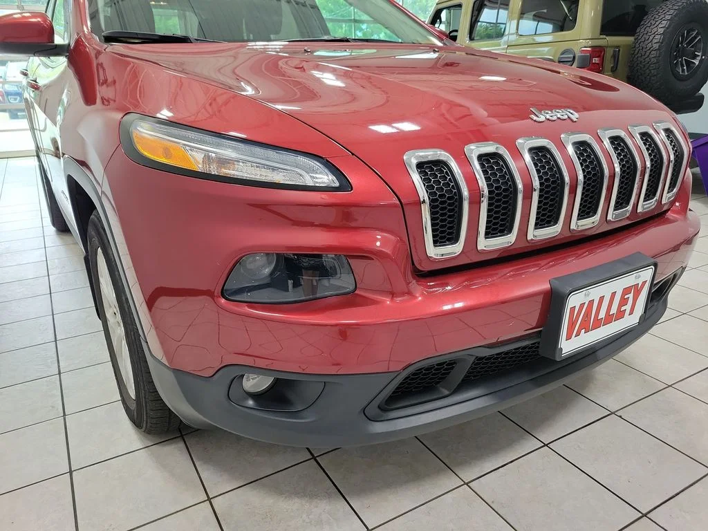 Used 2015 Red Jeep Latitude image 18