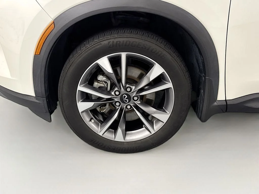 Used 2022 White INFINITI LUXE image 30