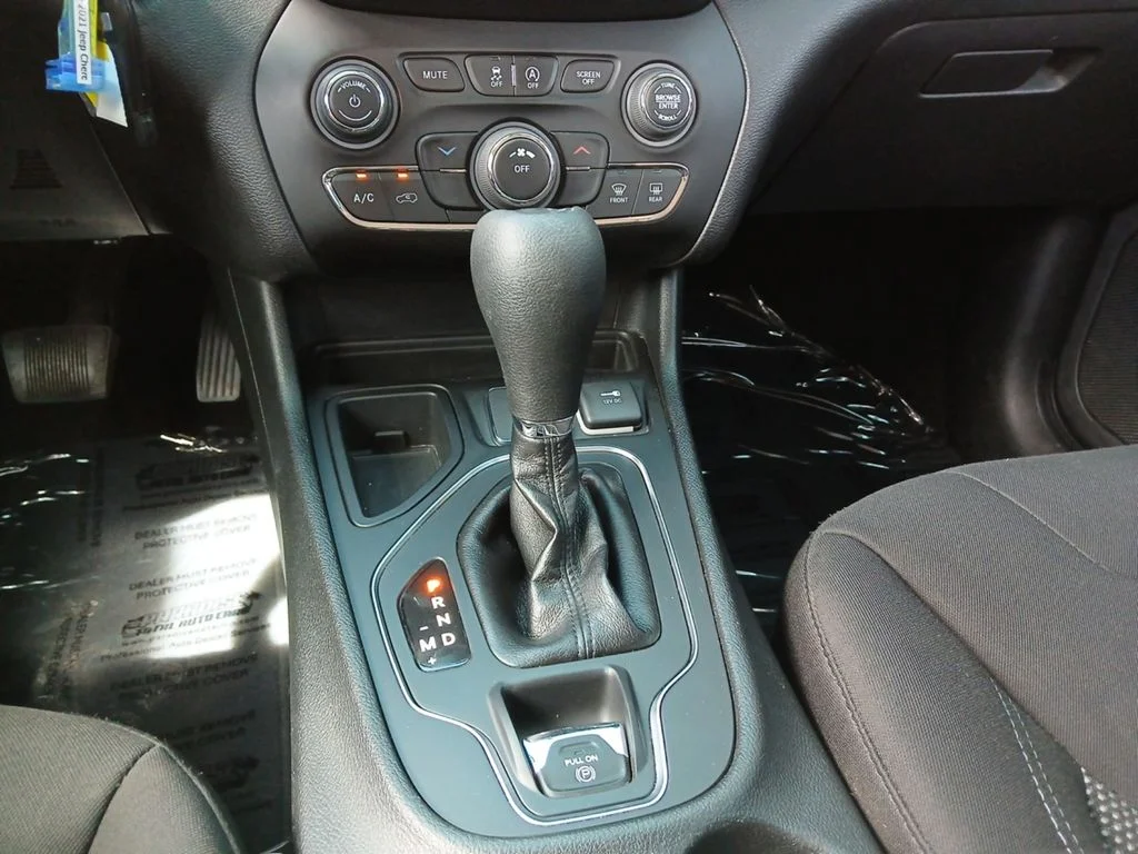 Used 2021 White Jeep Latitude image 25