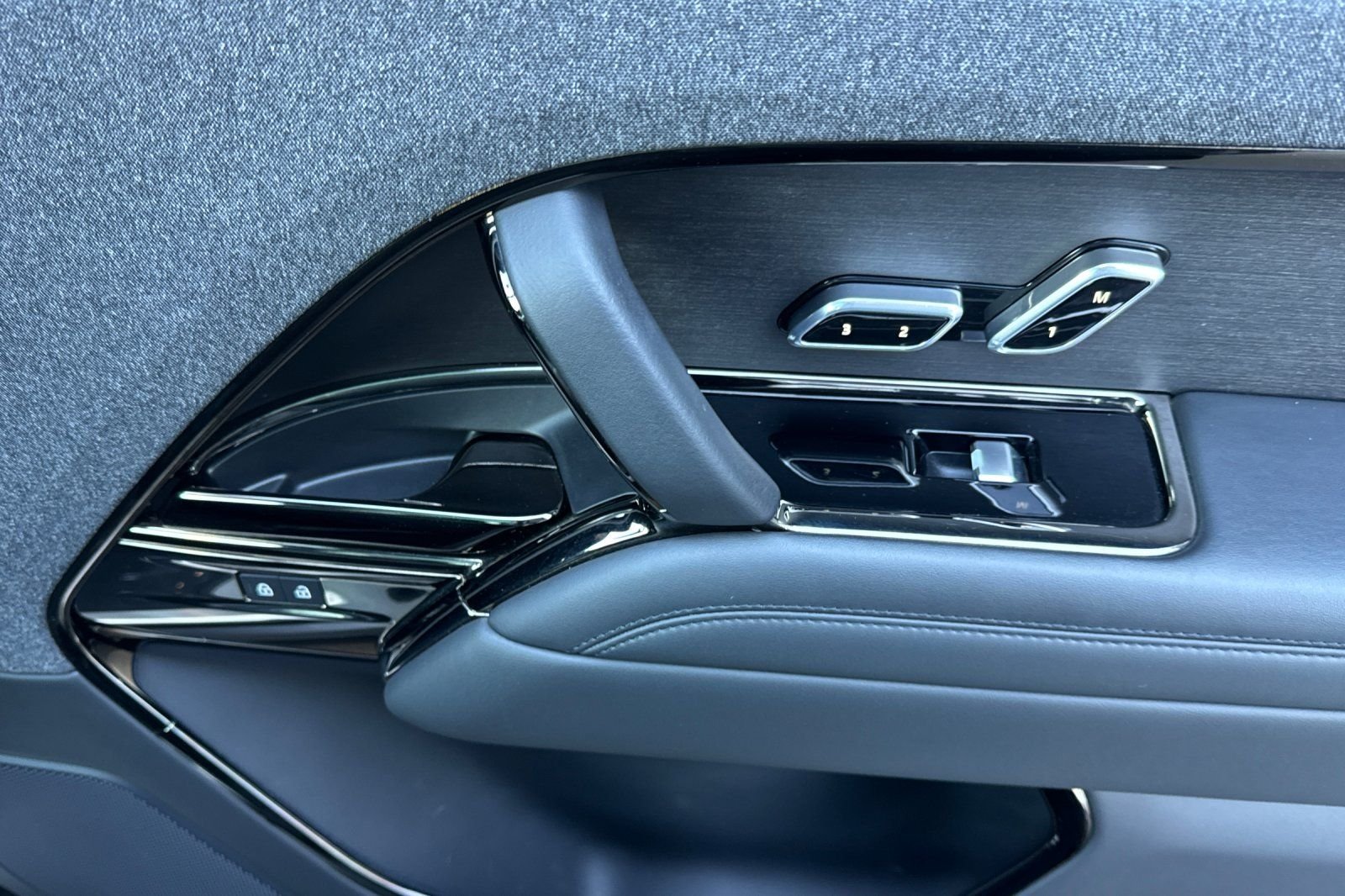 Used 2023 Gray Land Rover SE image 19