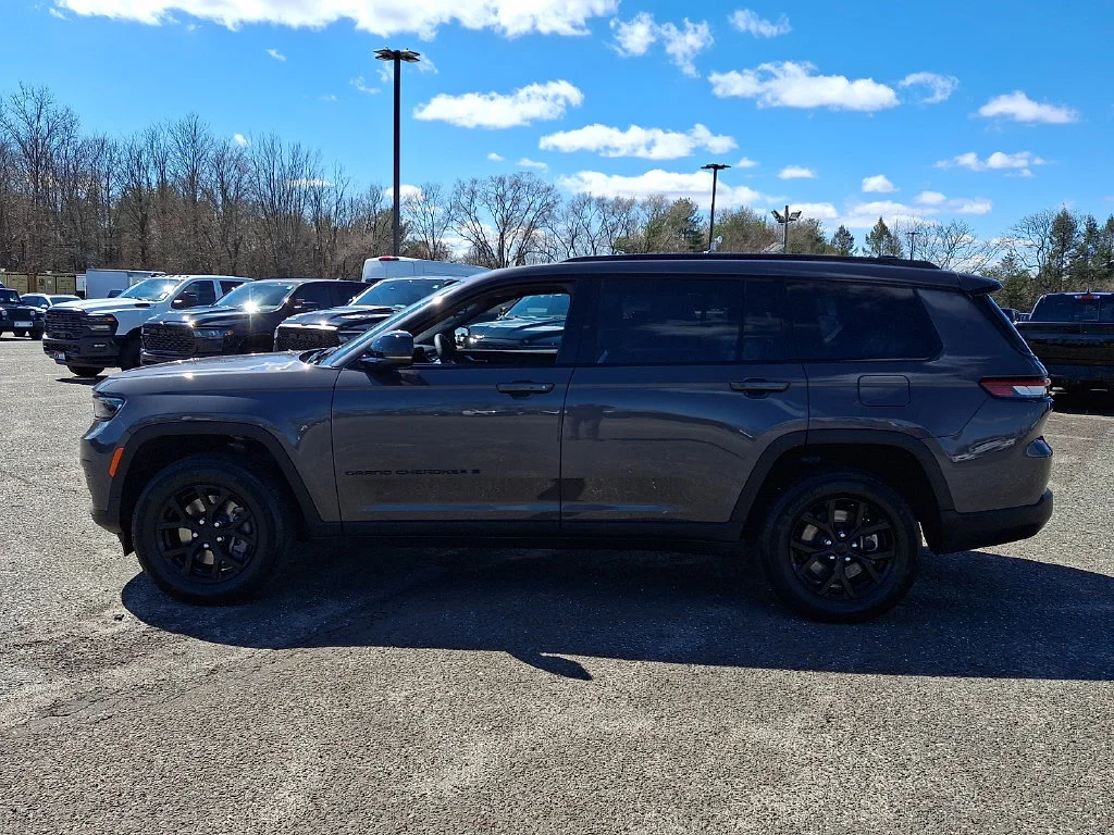 Used 2024 Baltic Gray Metallic Clearcoat Jeep Altitude image 7