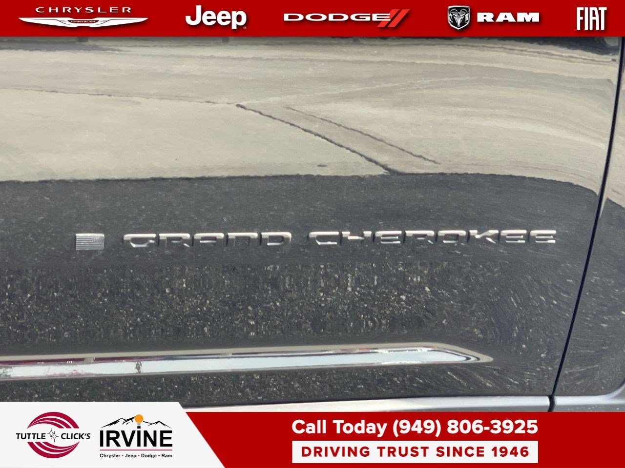 New 2026 Diamond Black Crystal Pearl-Coat Exterior Paint Jeep Laredo Altitude image 8