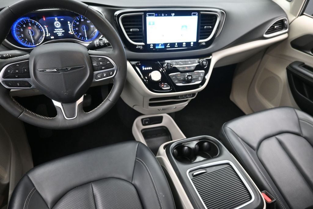 Used 2024 Silver Chrysler Touring L image 18