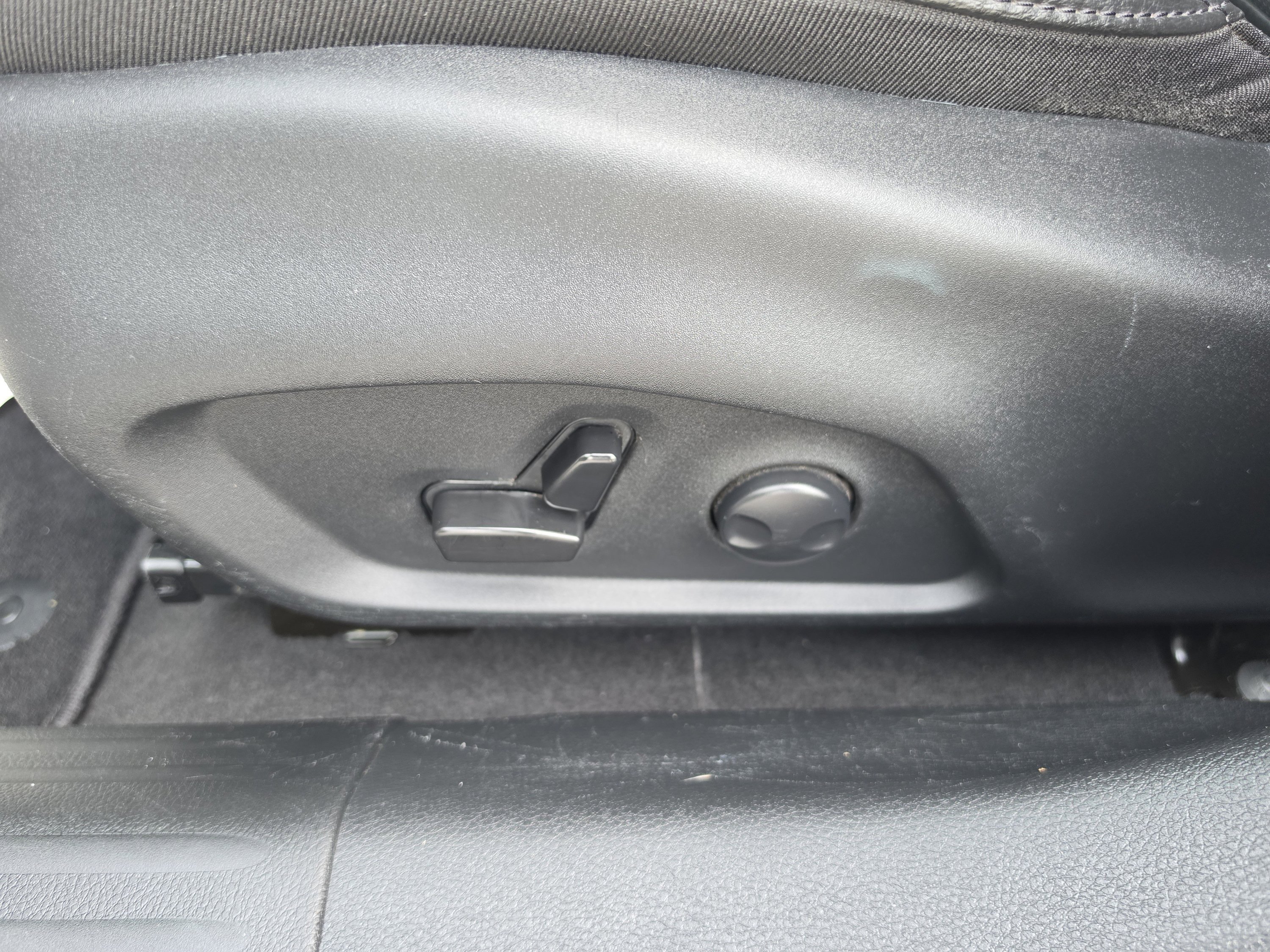 Used 2023 Bright White Clearcoat Jeep Latitude Lux image 25