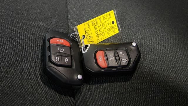 Used 2025 Gray Jeep Sahara 4xe image 14
