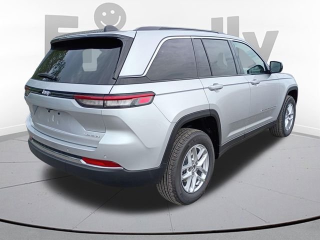 New 2026 Silver Zynith Exterior Paint Jeep Laredo X image 5