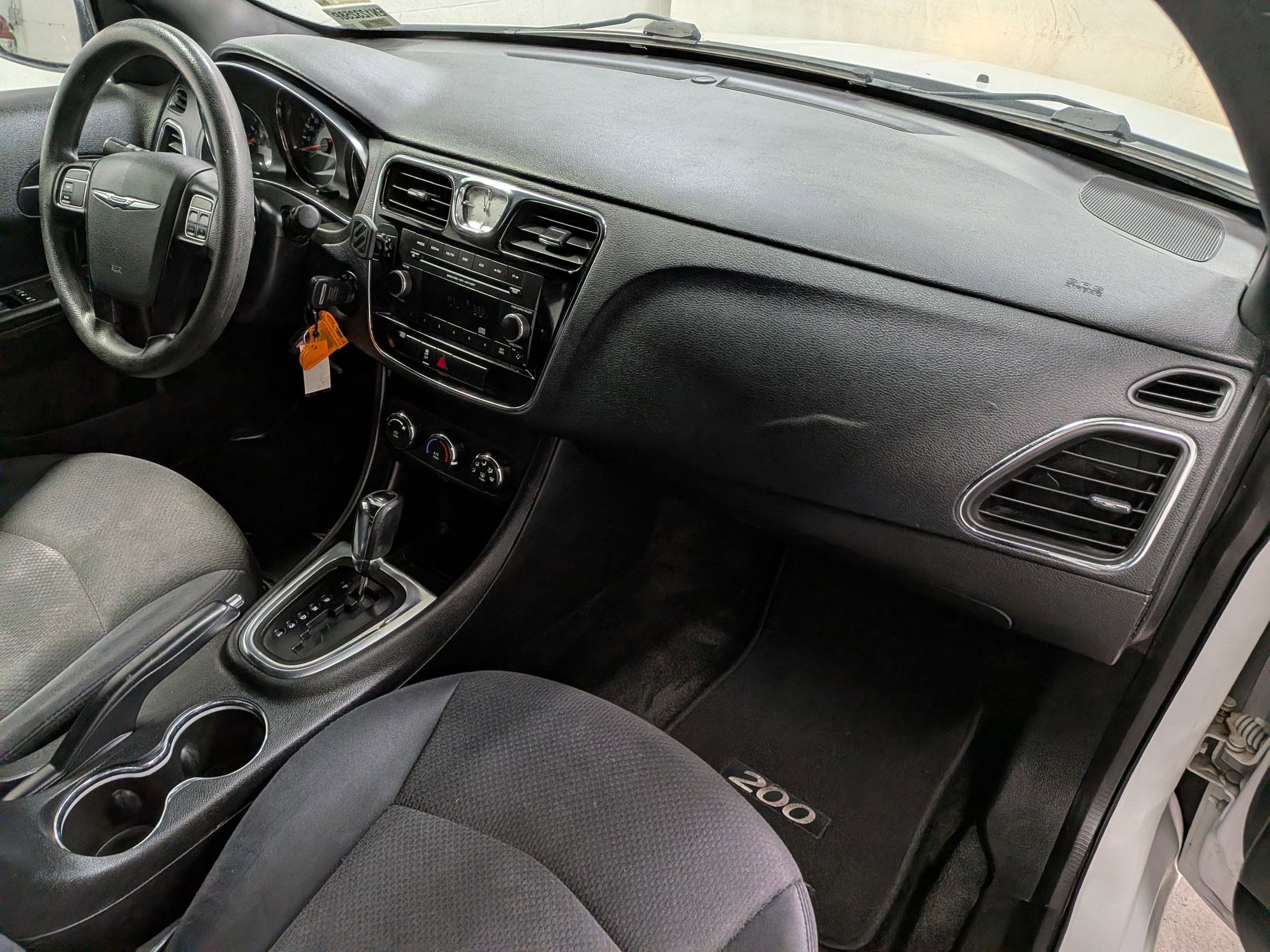 Used 2014 Bright White Clearcoat Chrysler LX image 30