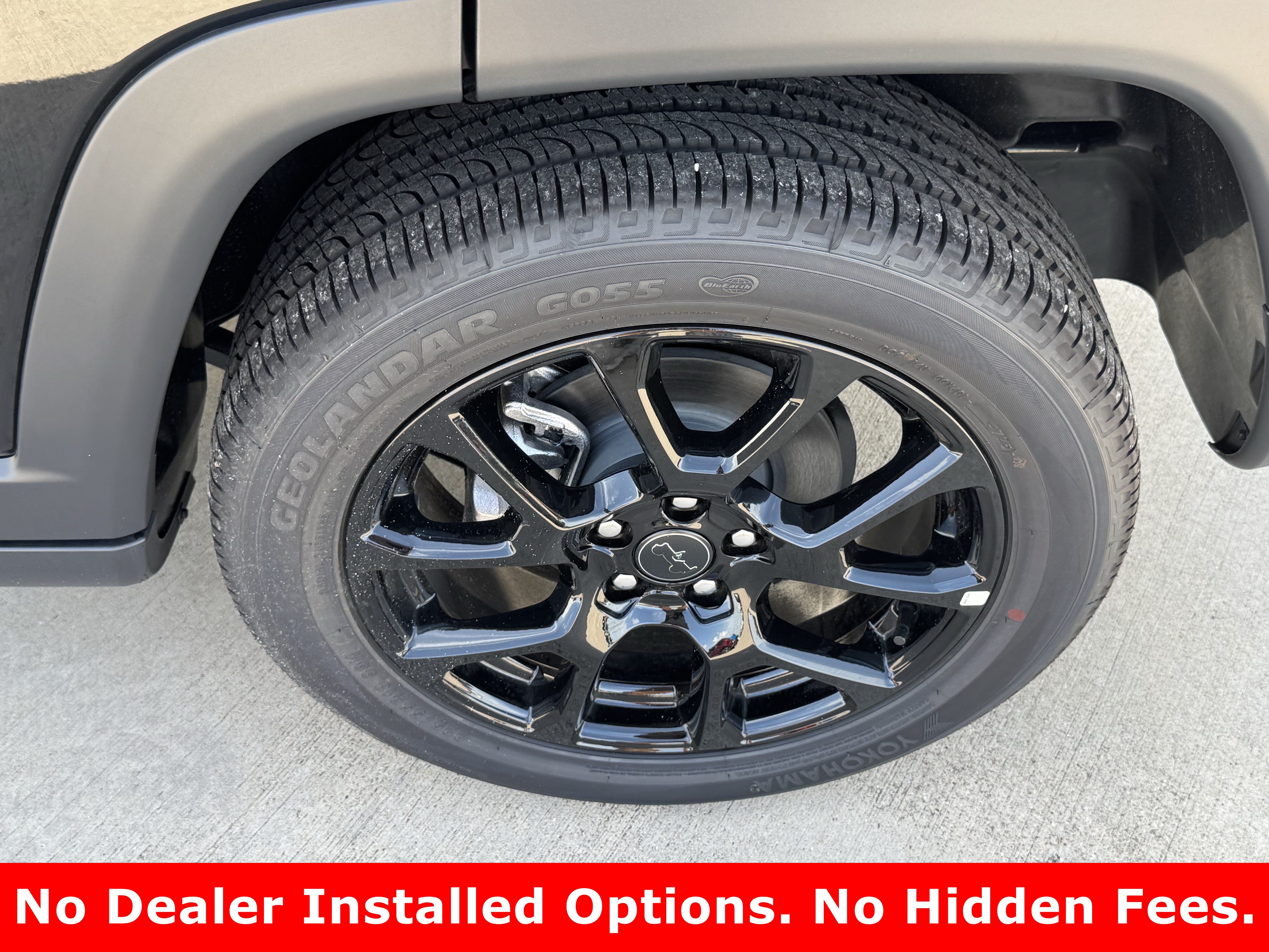 New 2026 Diamond Black Crystal Pearlcoat Jeep Latitude Altitude image 8