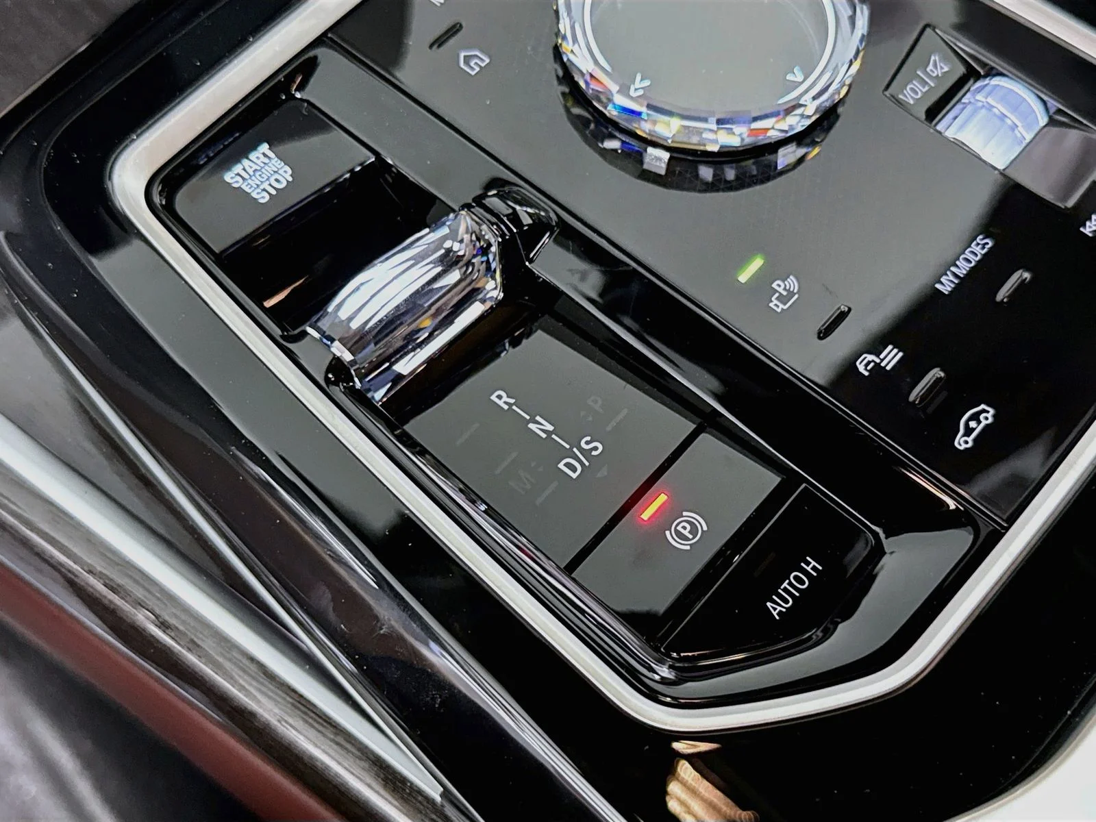 New 2026 Dravit Grey Metallic BMW 750e xDrive image 17