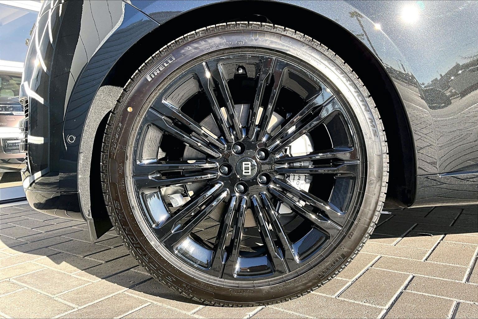 New 2027 Santorini Black Land Rover SE image 12