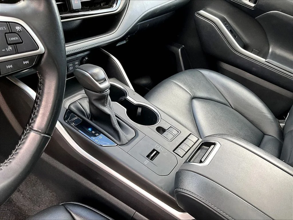 Used 2022 Silver Toyota XLE image 23
