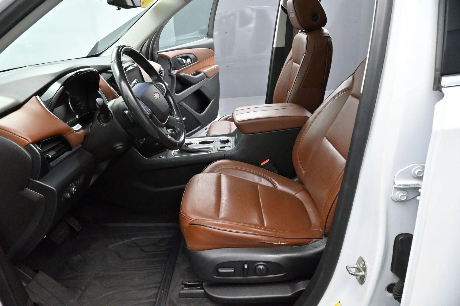 Used 2019 IRIDESCENT PEARL TRICOAT Chevrolet High Country image 16