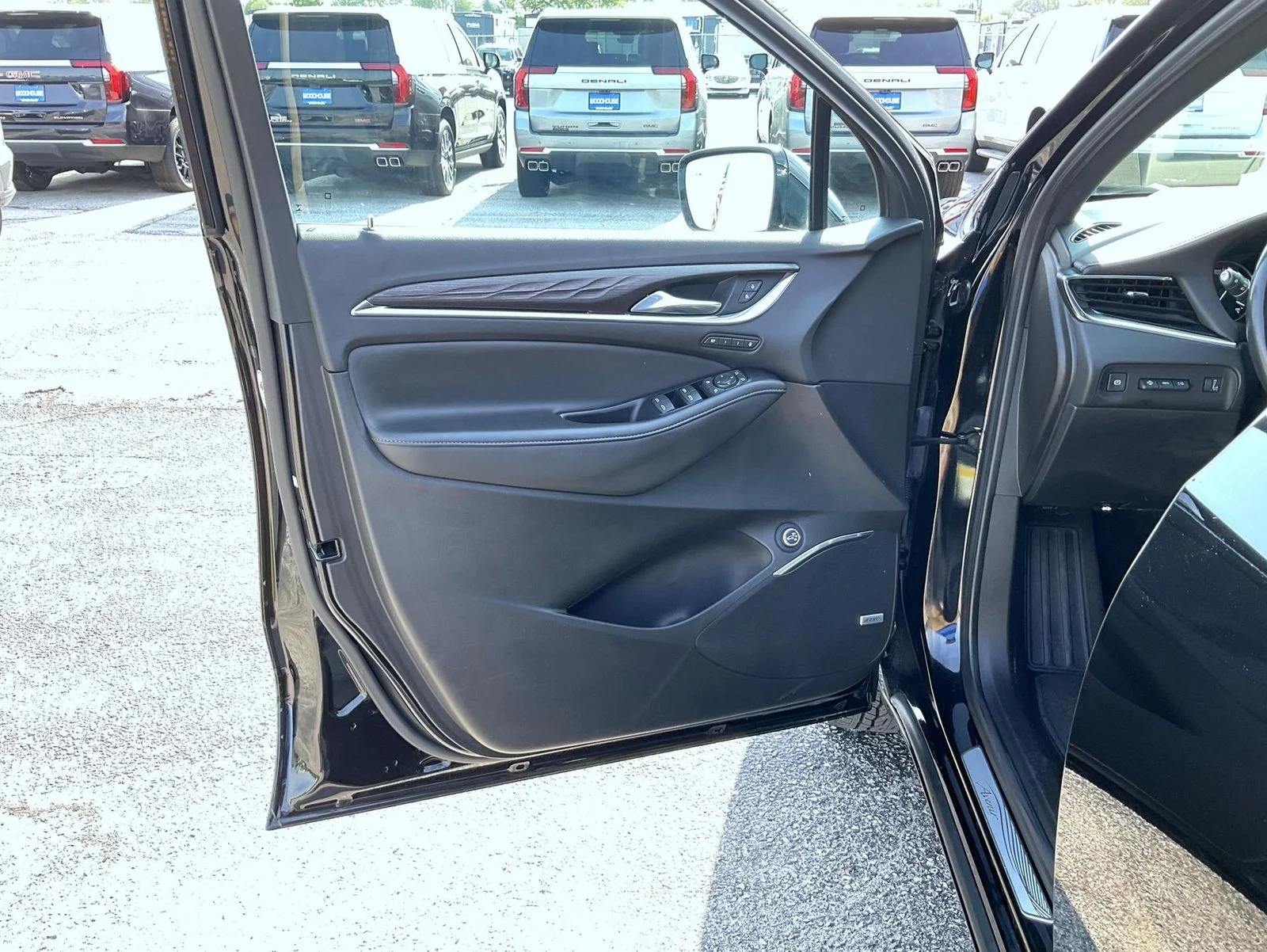 Used 2023 Black Buick Avenir image 9