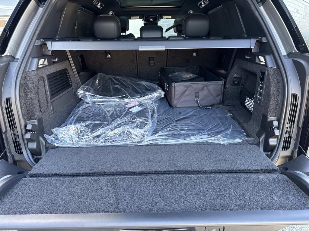 New 2026 Flux Silver Ultra Mettalic Gloss Land Rover SE image 6
