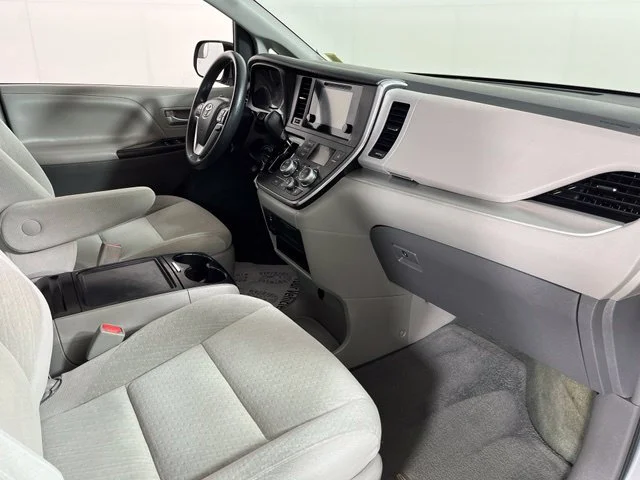 Used 2015 Silver Toyota LE image 40
