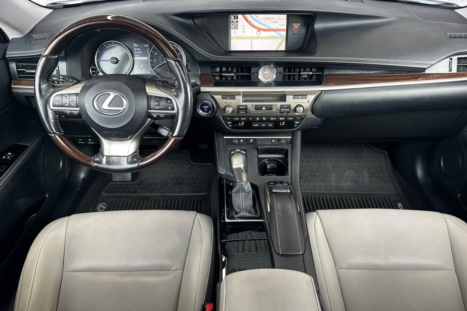 Used 2017 EMINENT WHITE Lexus ES 300h image 12