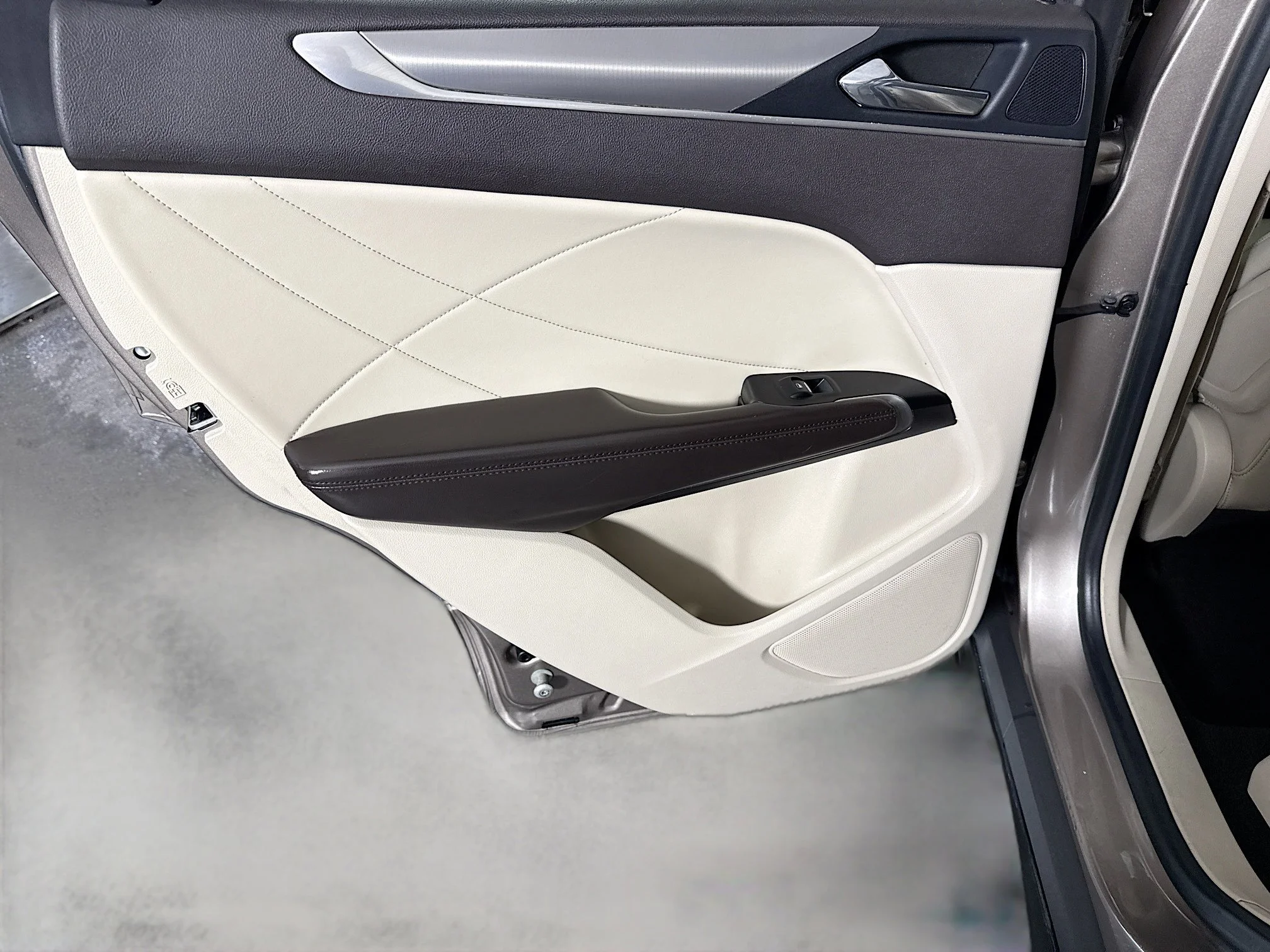 Used 2019 Iced Mocha Metallic Lincoln Standard image 22