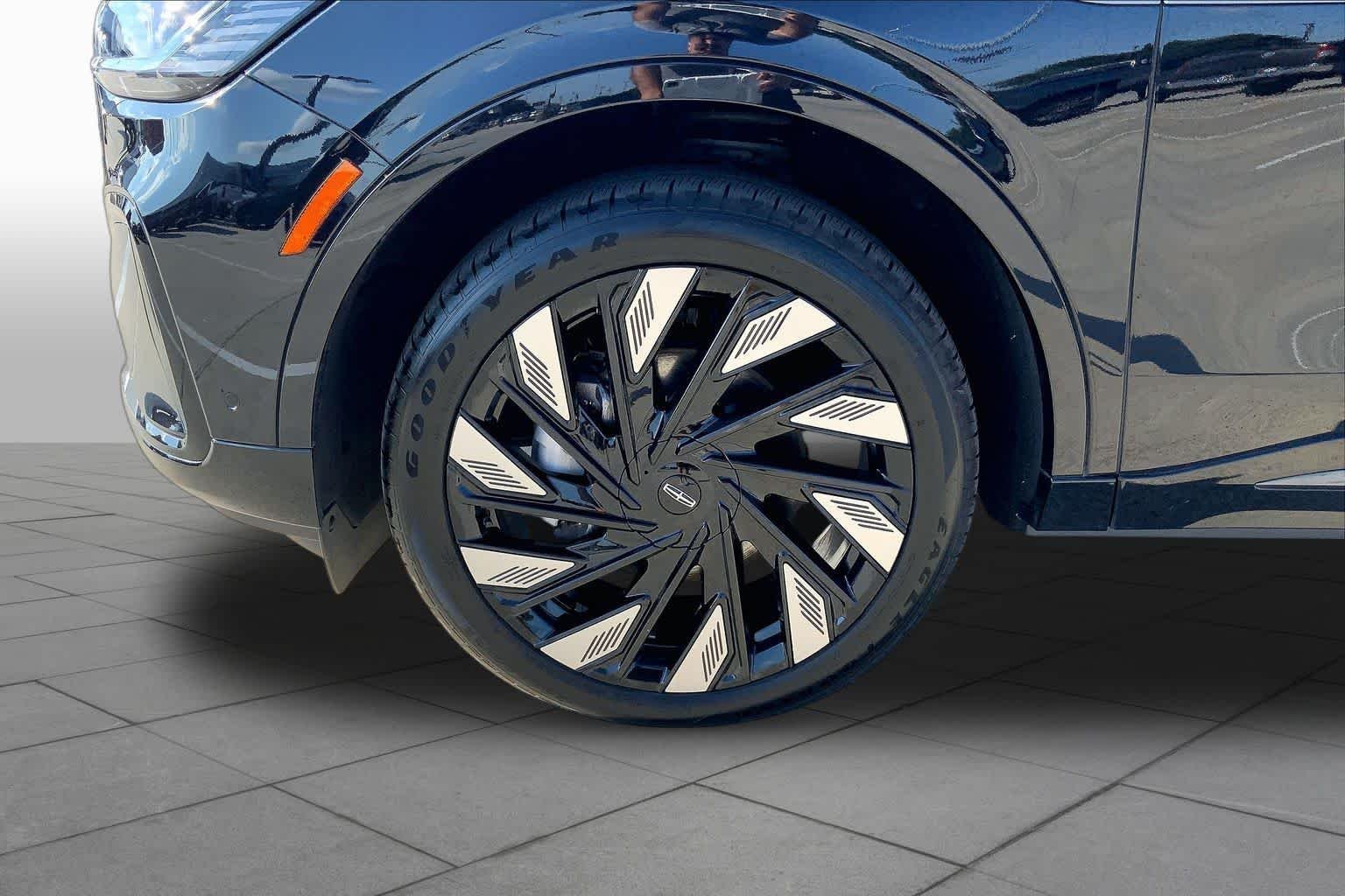 Used 2024 Infinite Black Metallic Clearcoat Lincoln Reserve image 11