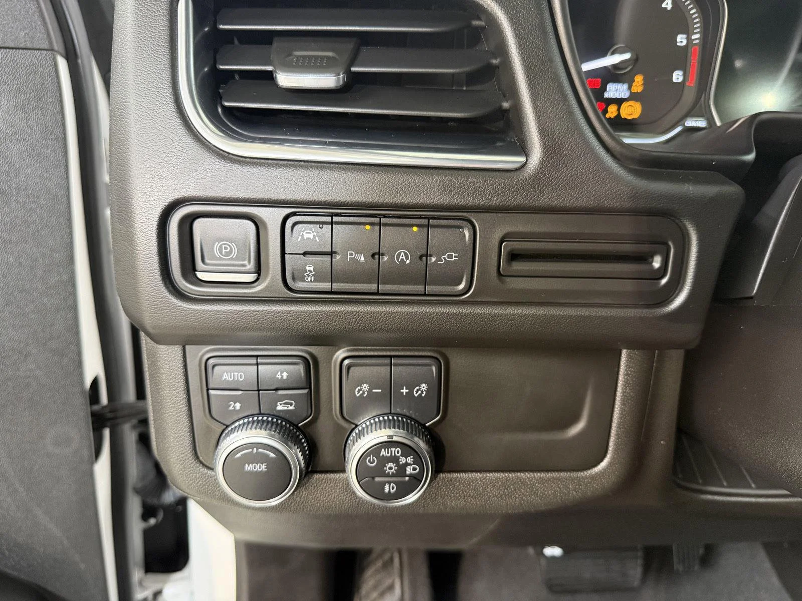 Used 2021 White GMC SLT image 27