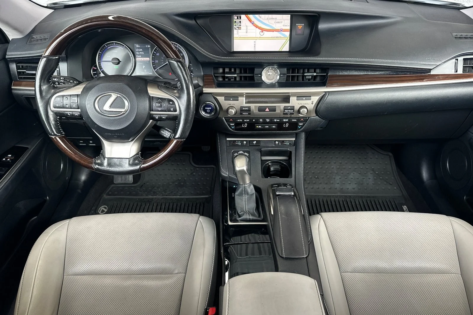 Used 2017 EMINENT WHITE Lexus ES 300h image 12