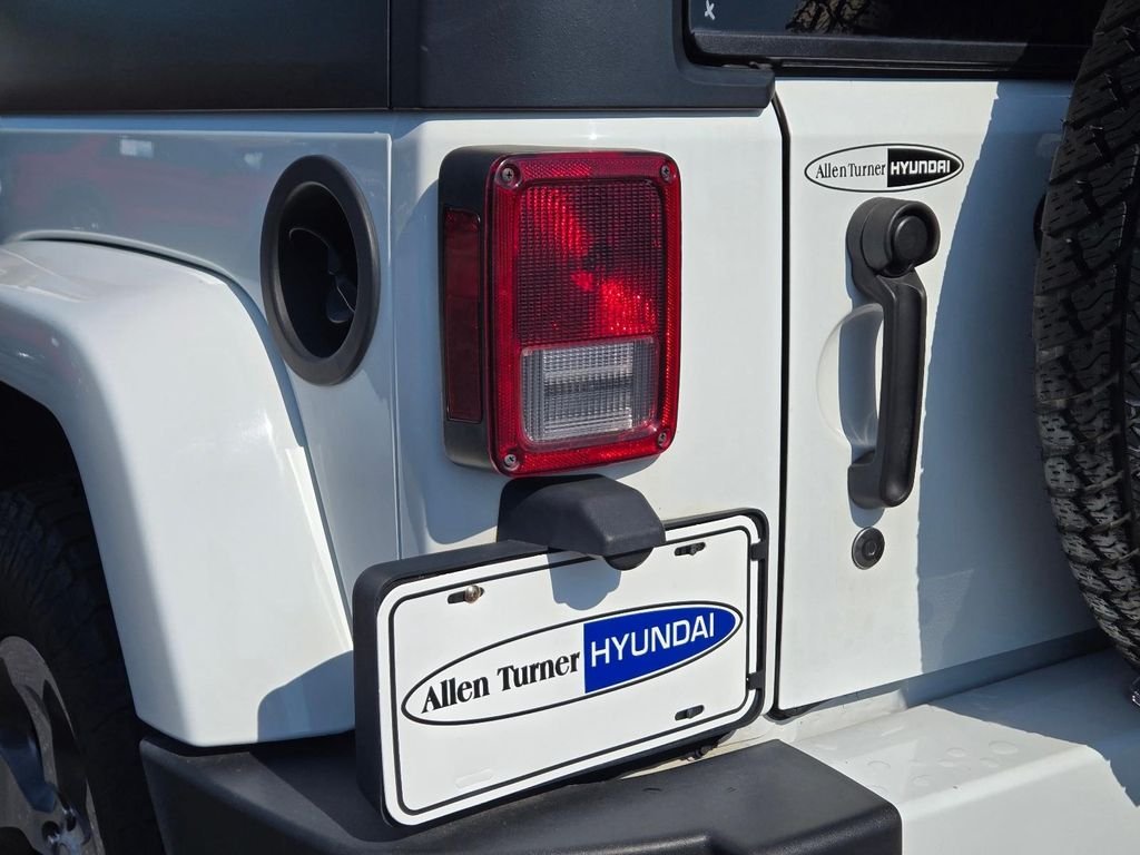Used 2016 White Jeep Unlimited Sahara image 8