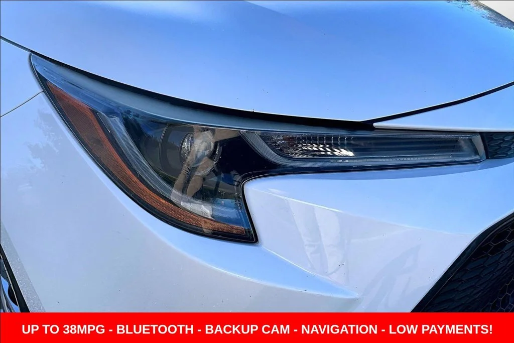 Used 2020 White Toyota LE image 35