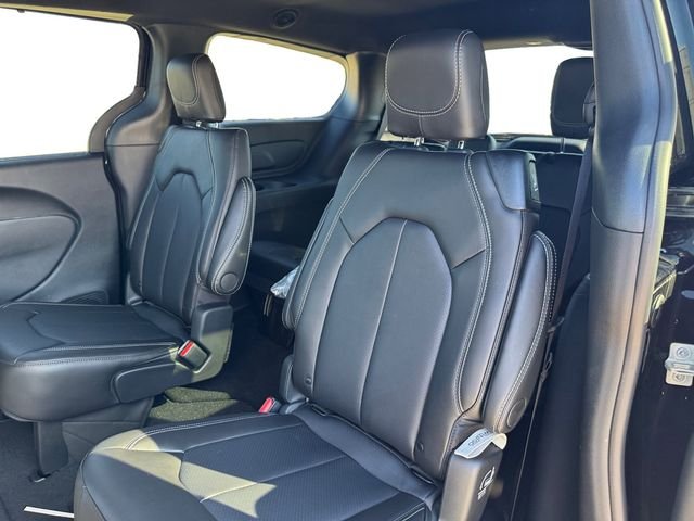 New 2026 Diamond Black Crystal Pearl-Coat Exterior Paint Chrysler Select image 14
