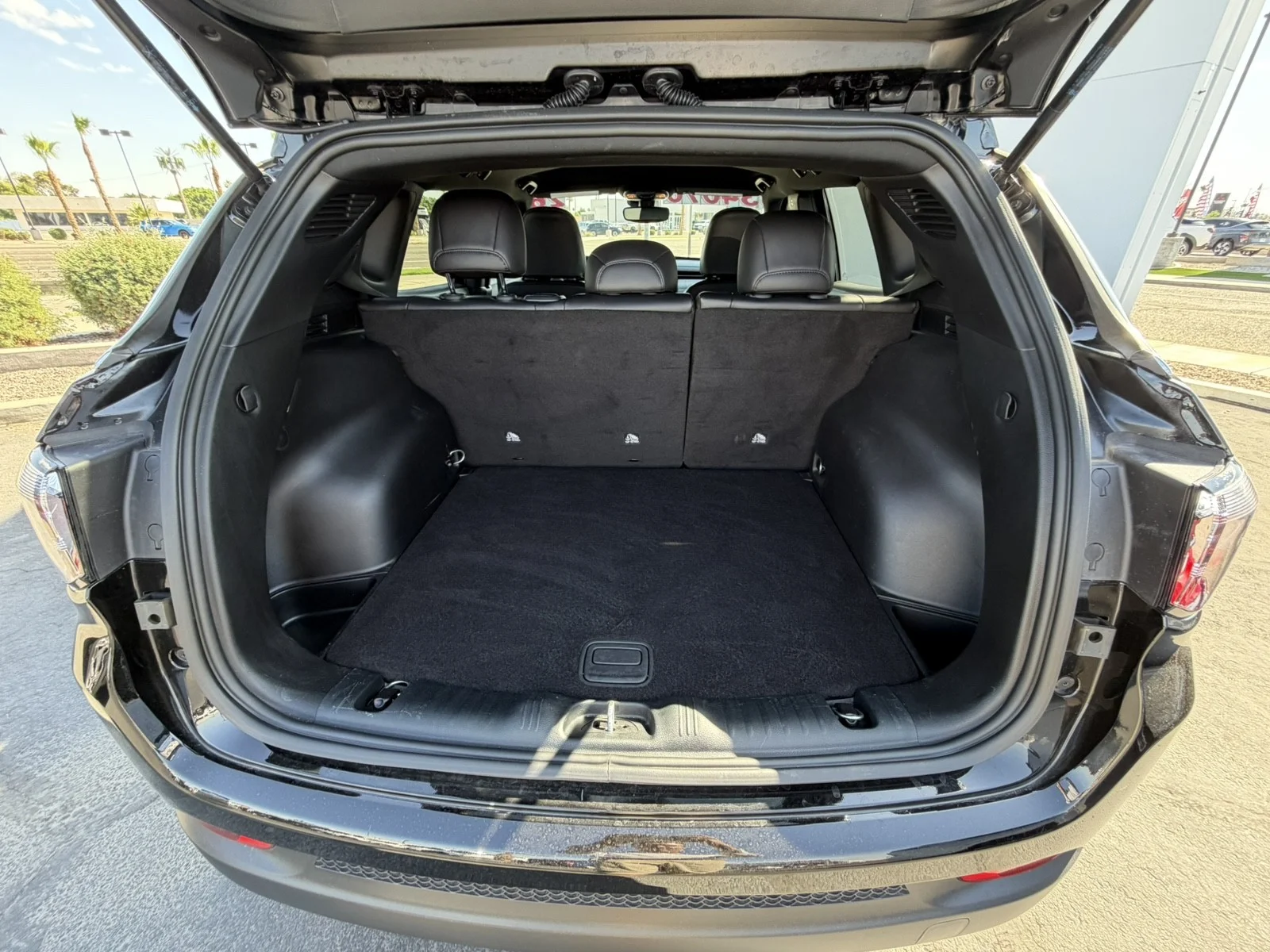 Used 2026 Diamond Black Crystal Pearlcoat Jeep Latitude image 11