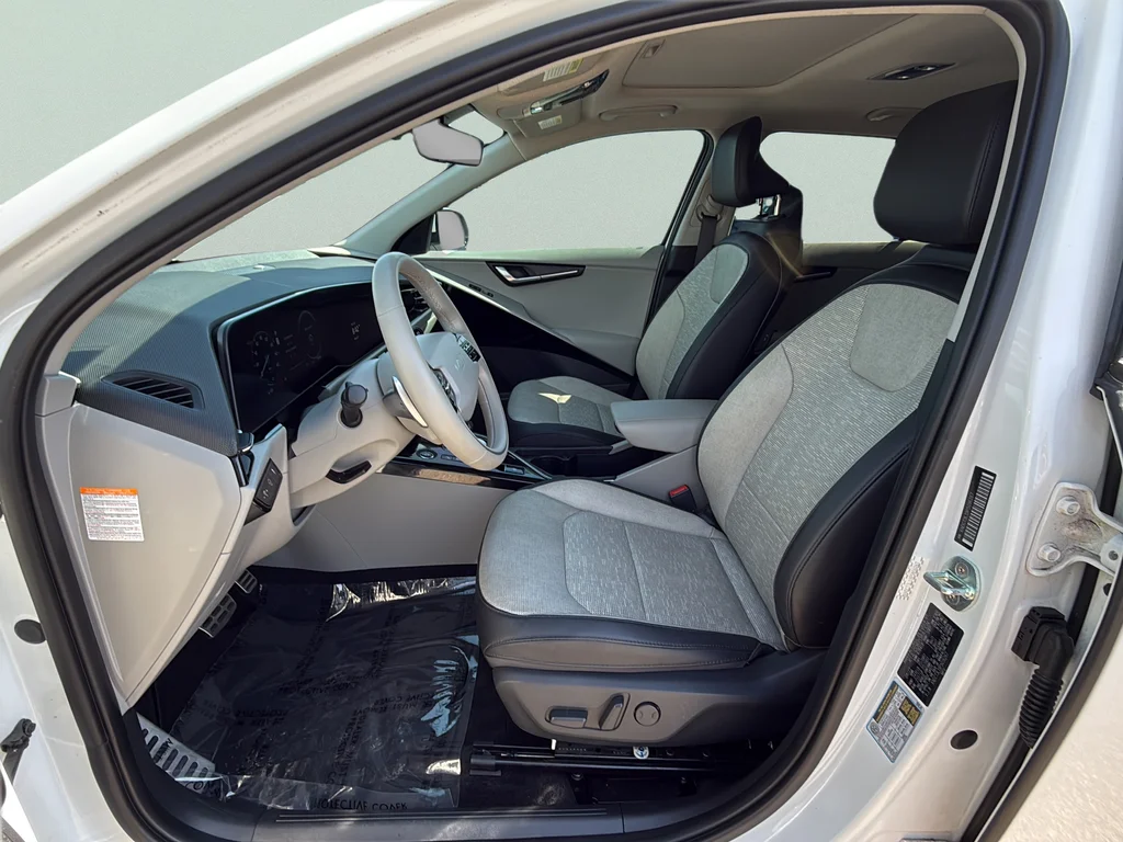 Used 2023 Snow White Pearl Kia Wave image 9