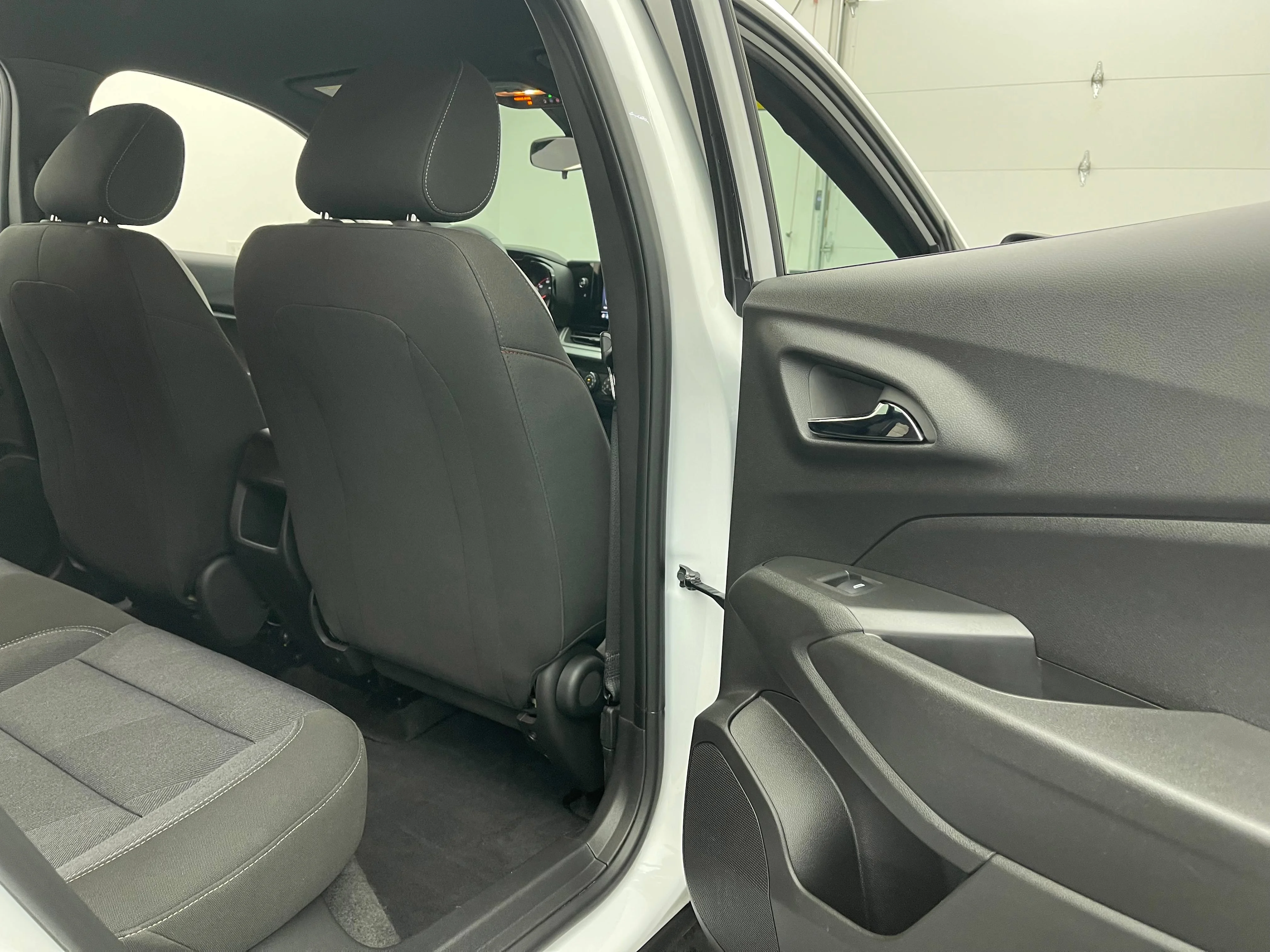 Used 2024 Summit White Chevrolet 1RS image 32