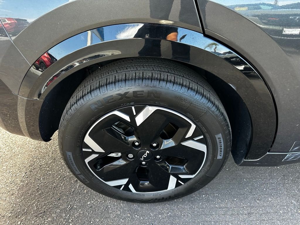Used 2023 Gray Kia Wind image 12
