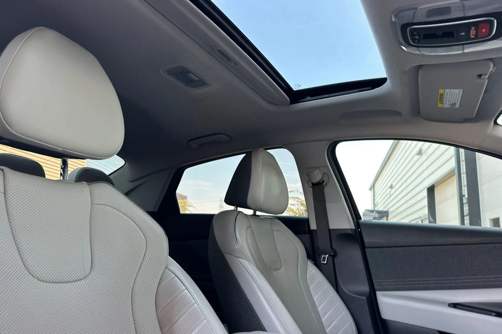 Used 2022 Black Hyundai Limited image 16