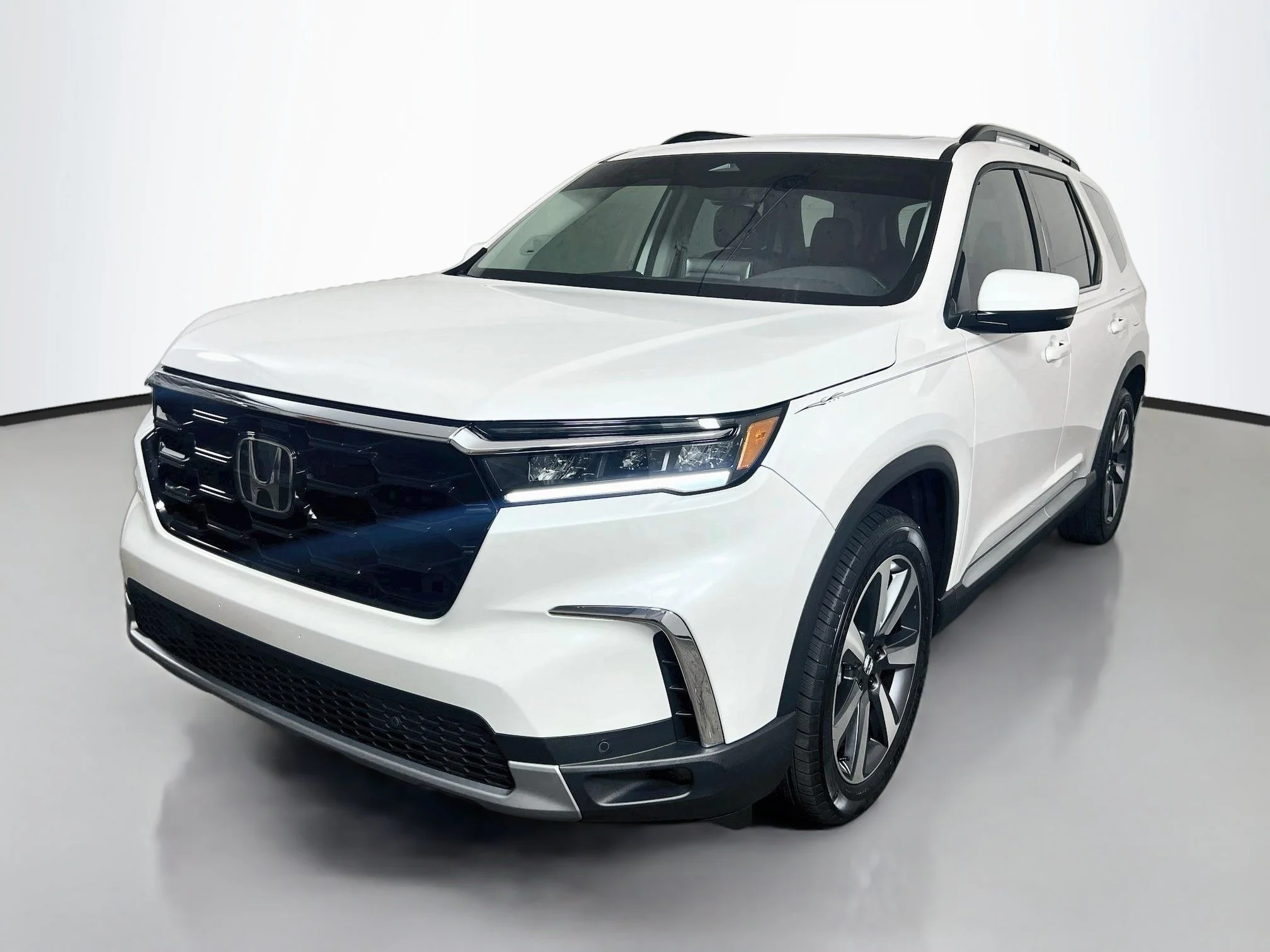 Certified Used 2025 Platinum White Pearl Honda 2WD Touring image 27