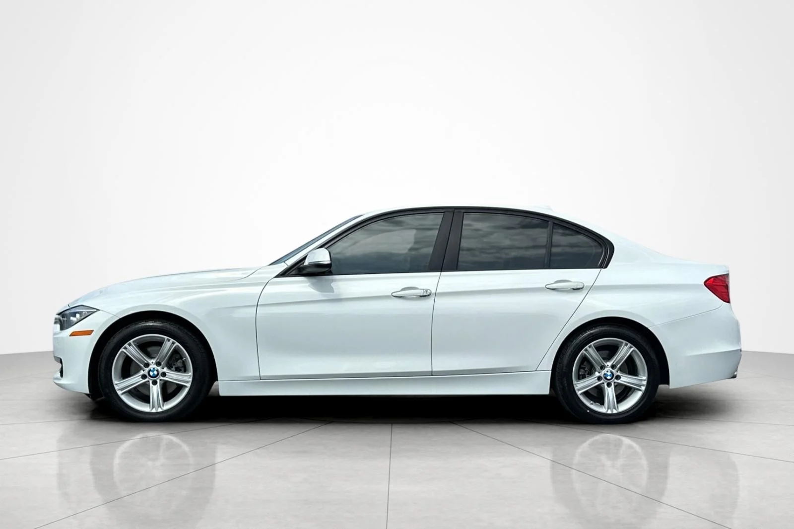 Used 2015 Alpine White BMW 328i image 2