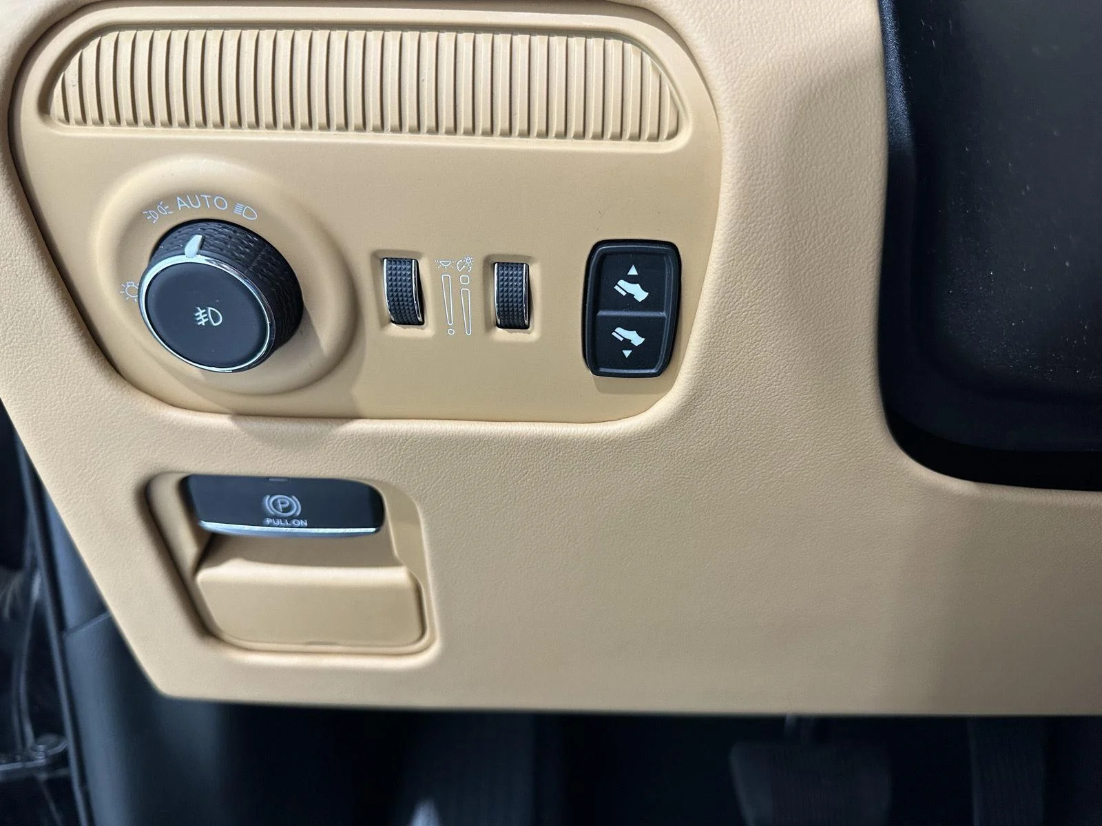 Used 2022 Diamond Black Crystal Pearl Jeep Series III image 17