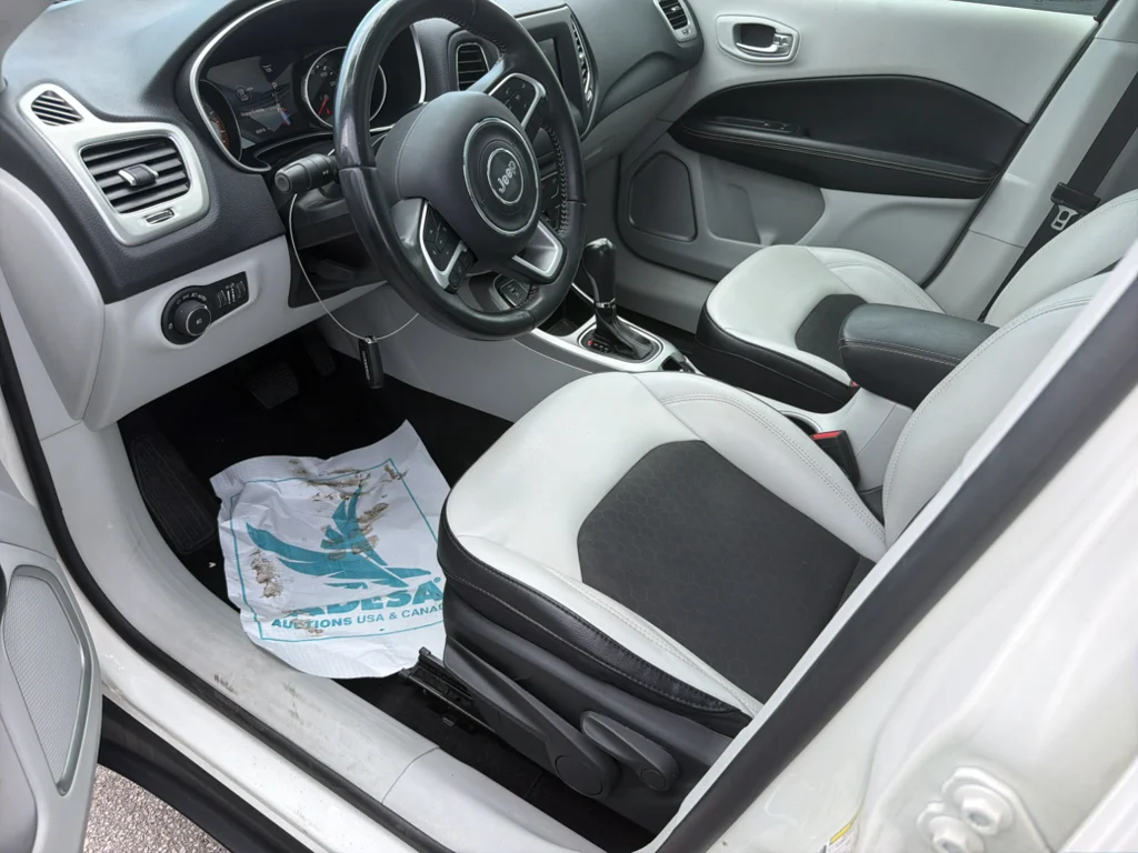 Used 2019 White Clearcoat Jeep Latitude w/Sun/Wheel Pkg image 5