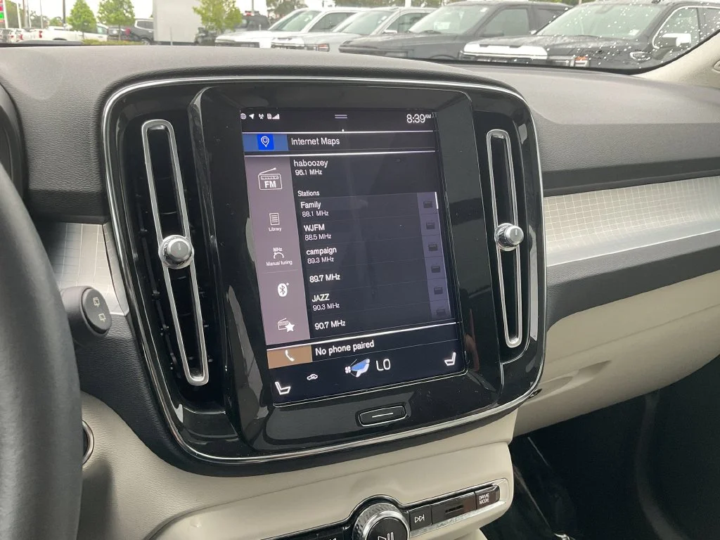 Used 2020 White Volvo Momentum image 30