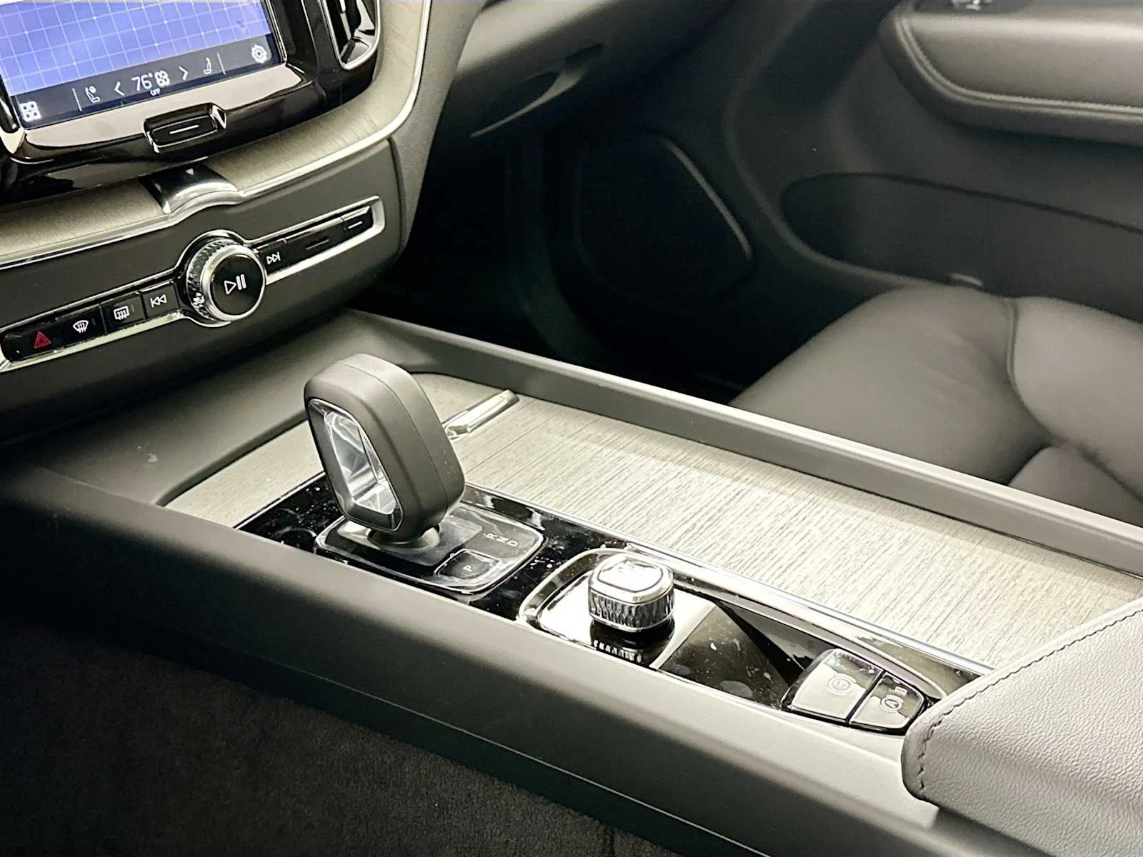 Certified Used 2025 Vapour Grey Volvo Plus image 15