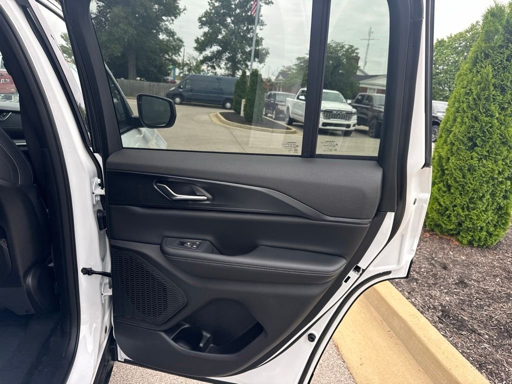 New 2026 Bright White Clear-Coat Exterior Paint Jeep Laredo X image 10