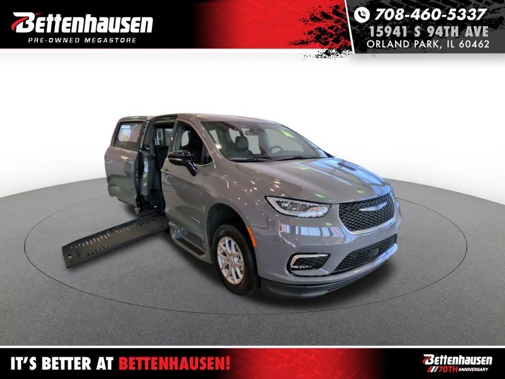 2025 Chrysler Pacifica Select's photo