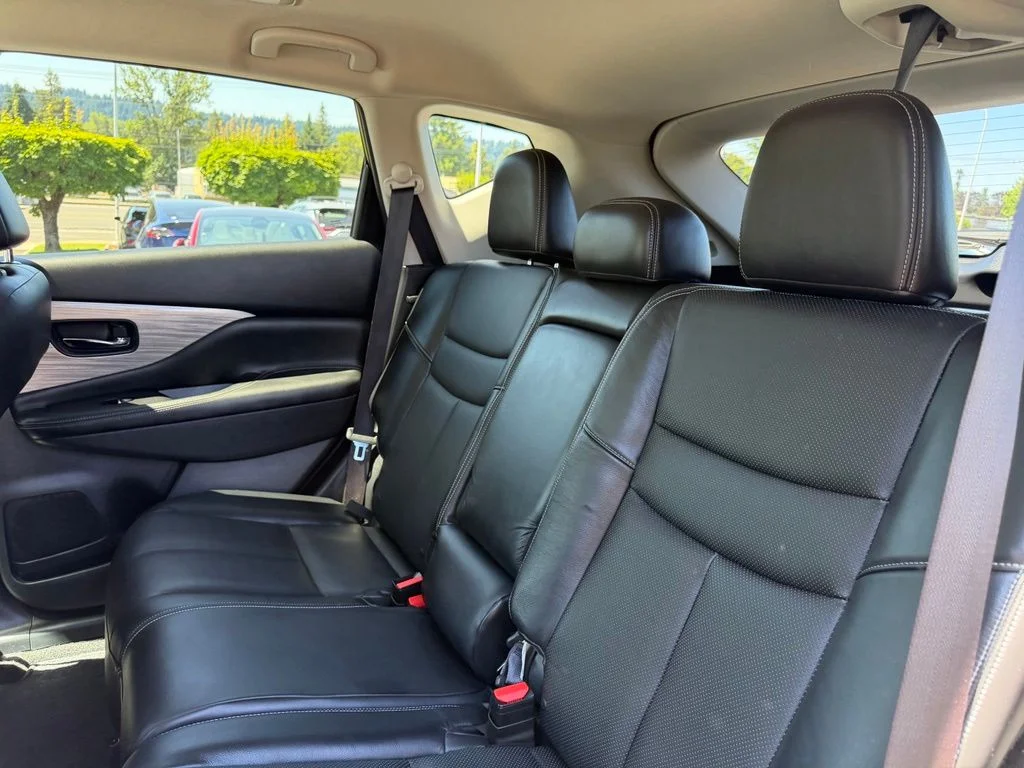 Used 2015 Silver Nissan SL image 29