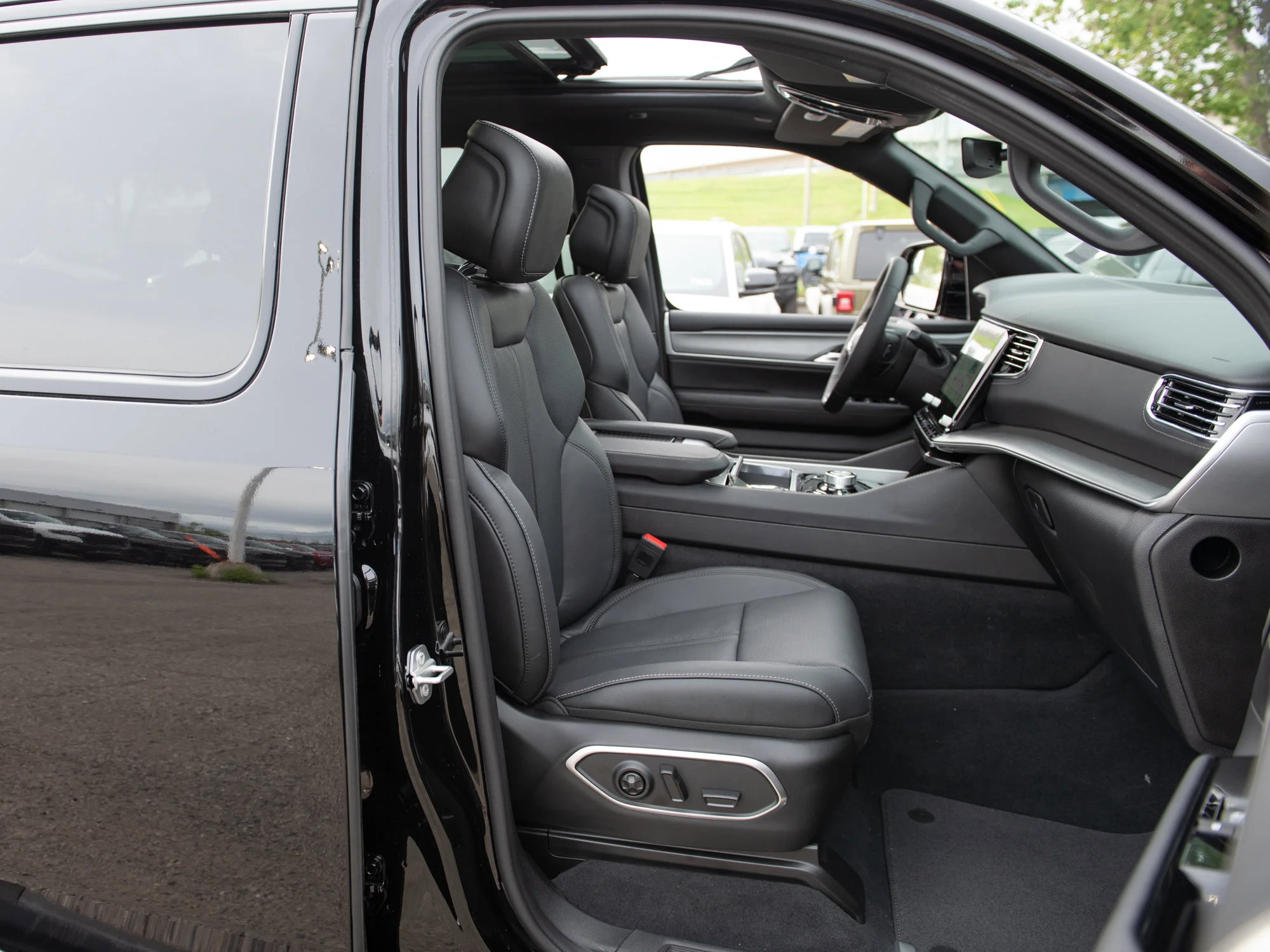 New 2026 Black Jeep Limited Reserve* image 33