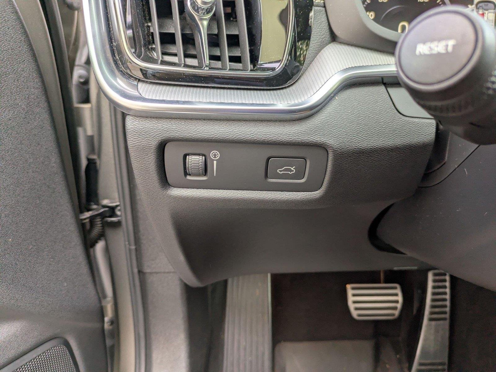 Used 2020 Pebble Grey Metallic Volvo R-Design image 11