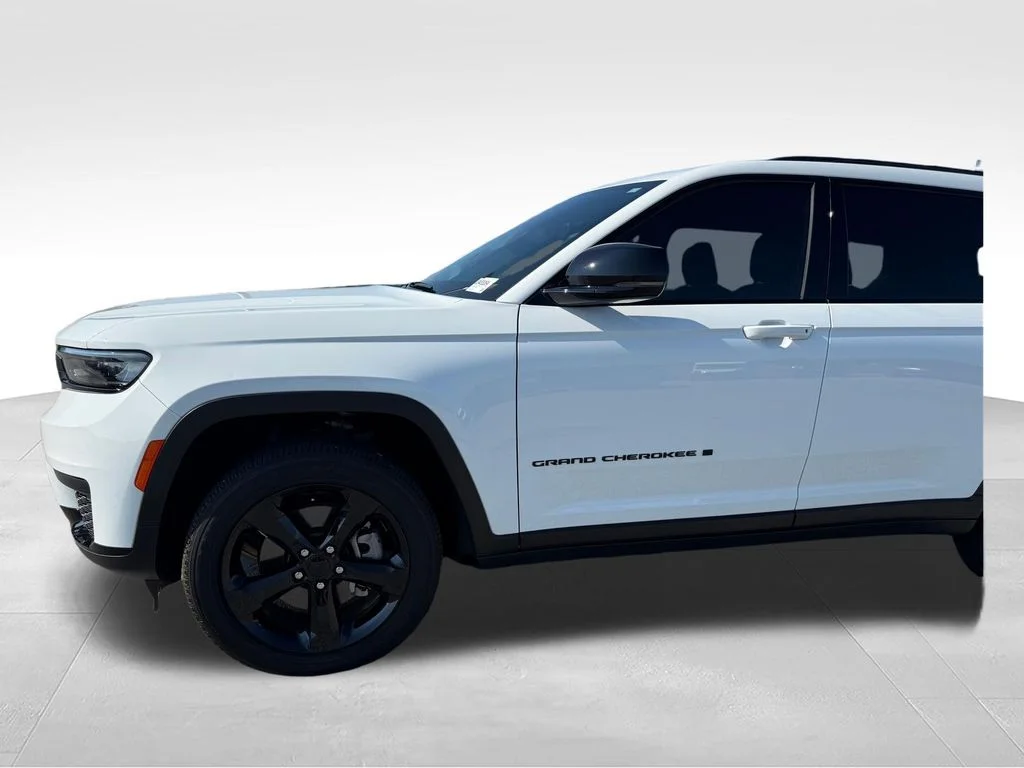 Used 2025 White Jeep Altitude image 24